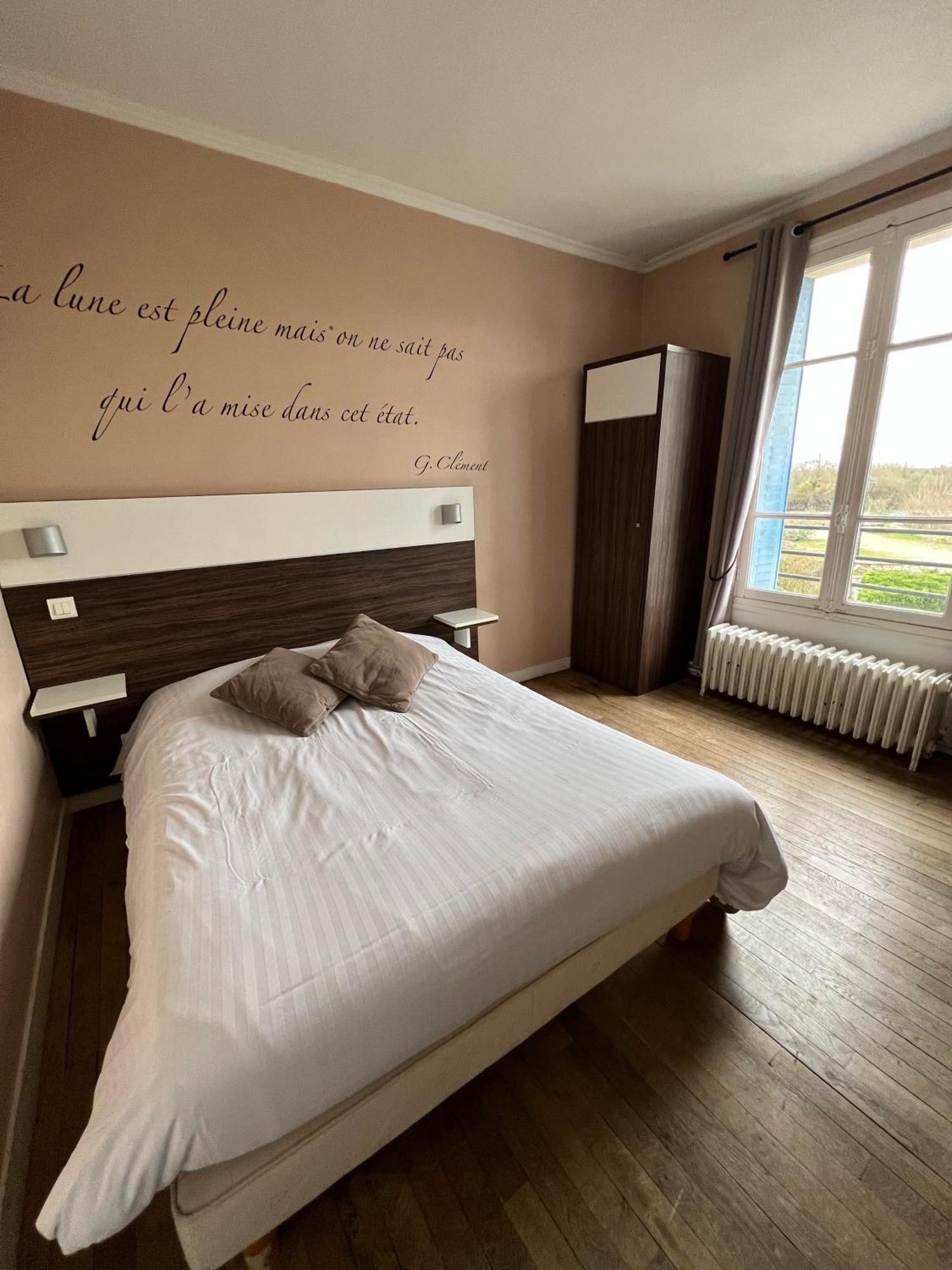 Logis Hotel & Restaurant - Les Bords De Seine La Roche-Guyon Exterior photo