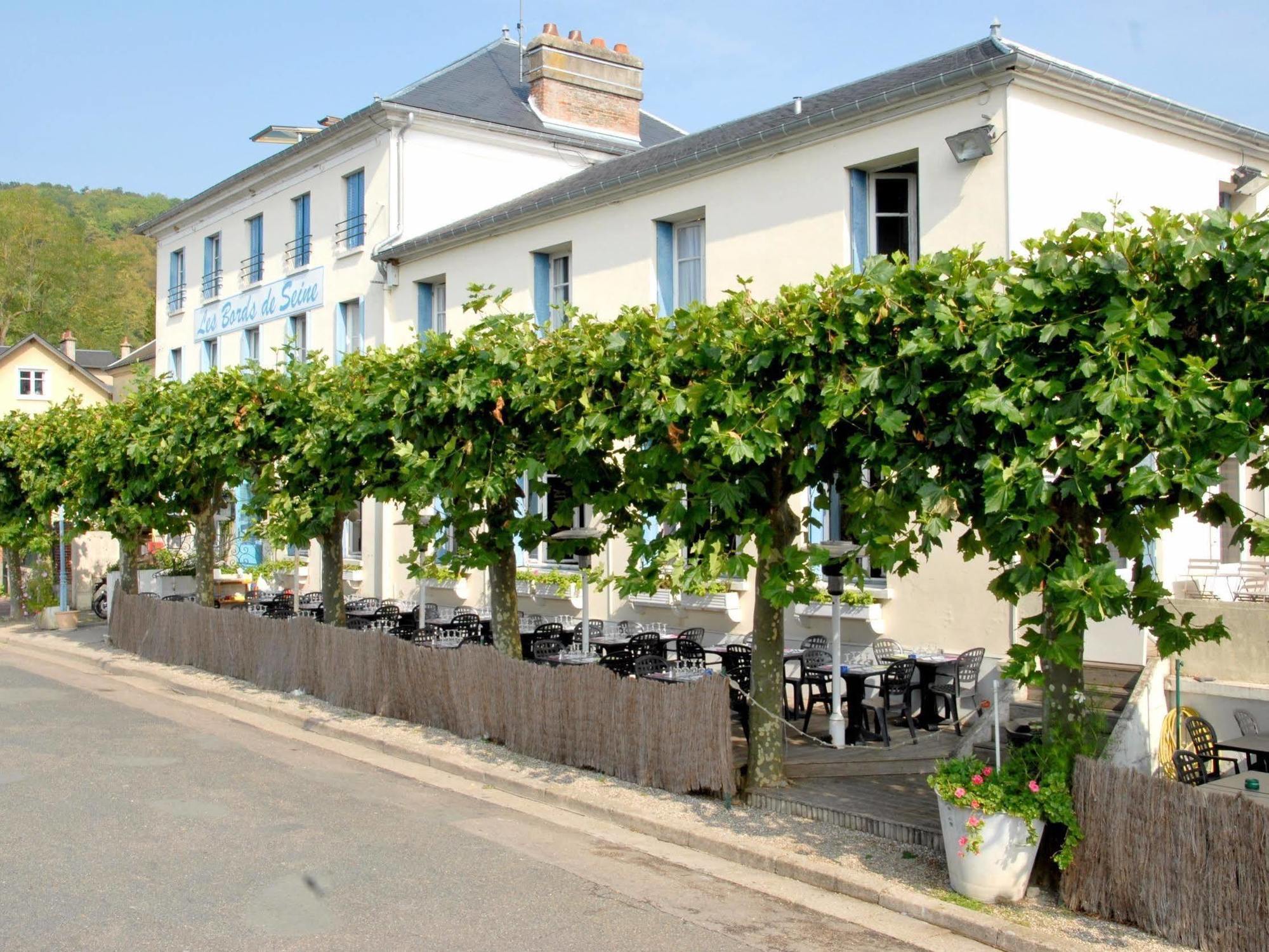 Logis Hotel & Restaurant - Les Bords De Seine La Roche-Guyon Exterior photo