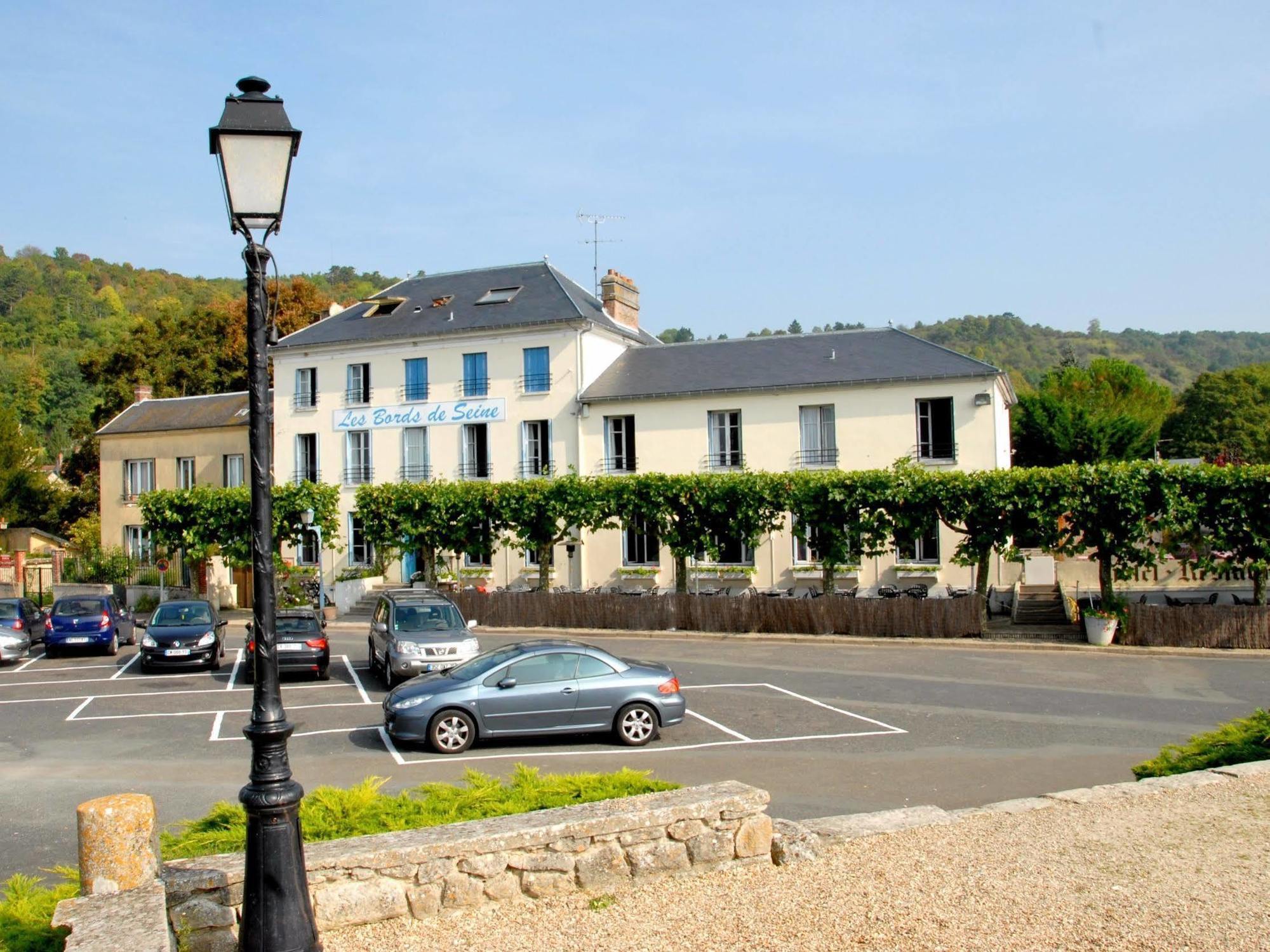Logis Hotel & Restaurant - Les Bords De Seine La Roche-Guyon Exterior photo