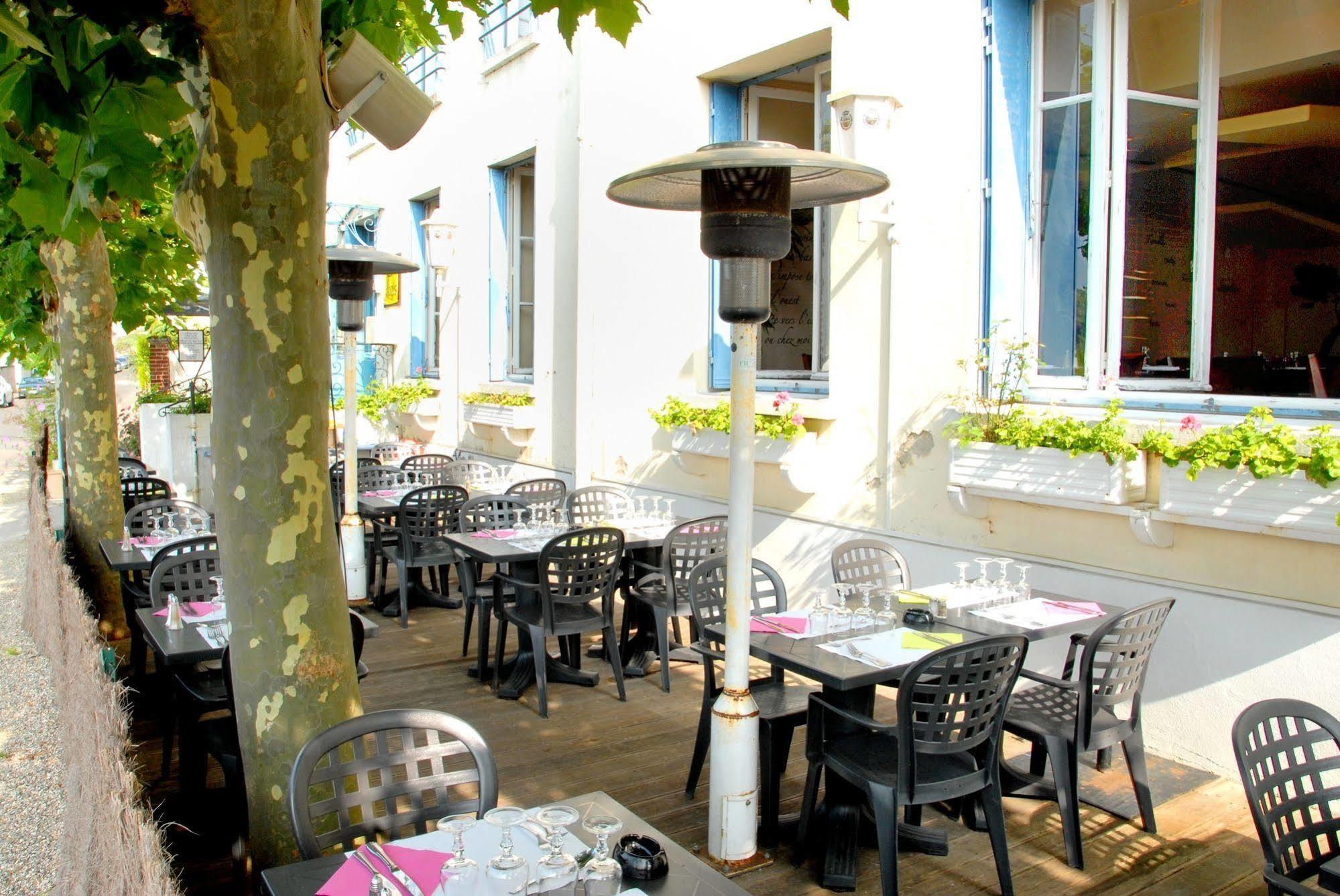 Logis Hotel & Restaurant - Les Bords De Seine La Roche-Guyon Exterior photo